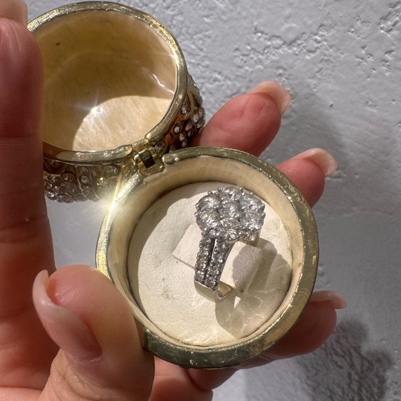 Elegant diamond Cluster Engagement Ring - Picture 5 of 6